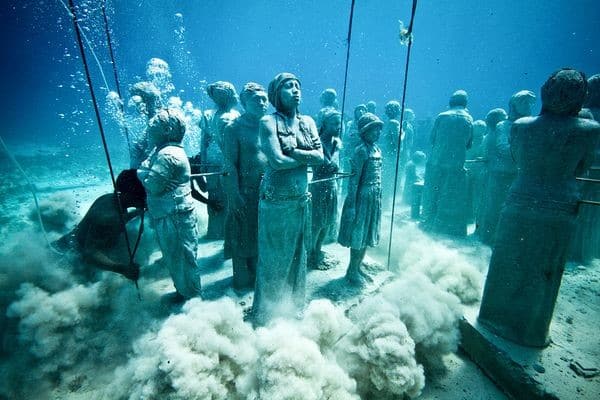12_Totally_Bizarre_Things_You_Wouldnt_Expect_To_Find_Under_Water1