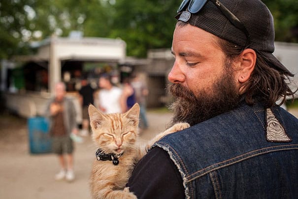 Biker_Saves_Badly_Burned_Kitten_Continues_Cross-Country_Trip_With_Him