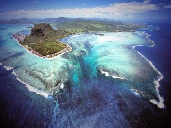 Absolutely_Stunning_Illusion_of_an_Underwater_Waterfall_in_Mauritius