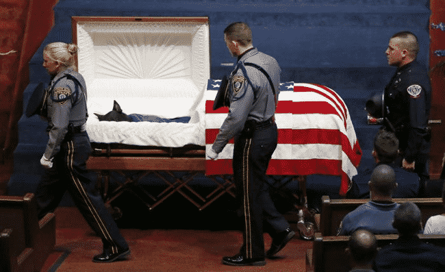When_This_Hero_Was_Laid_To_Rest_He_Was_Truly_Honored…_And_He’s_A_Dog.1