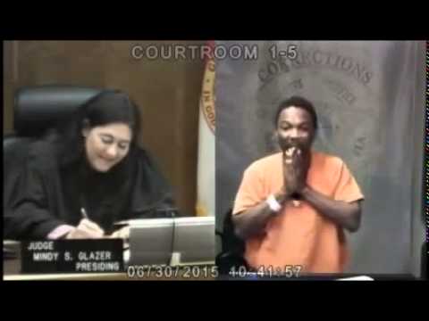 Diese Richterin trifft im Gerichtssaal einen Schulfreund wieder: Er ist der Angeklagte!
