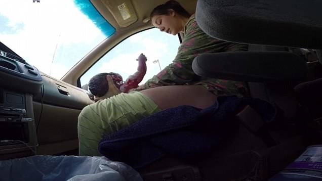 Woman_Gives_Birth_To_10lb_Baby_In_Car_While_Husband_Films_And_Drives_To_Hospital
