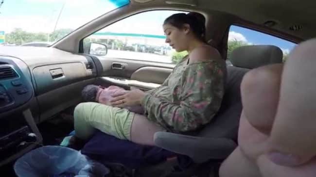 Sie bekommt ein 5kg schweres Baby auf der Fahrt ins Krankenhaus im Auto. Ihr Mann fährt und filmt alles.